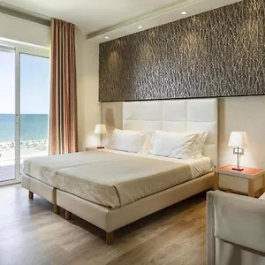 Kursaal - Fronte Mare Con Piscina 3*, Riccione Italia